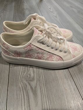 Sincerely Jules White Canvas Sneakers with Pink Bow Embroidery
